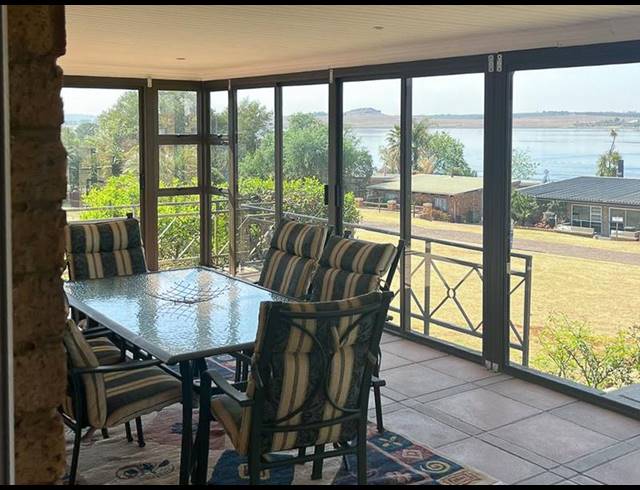 3 BEDROOM HOUSE FOR SALE IN BRONKHORST BAY